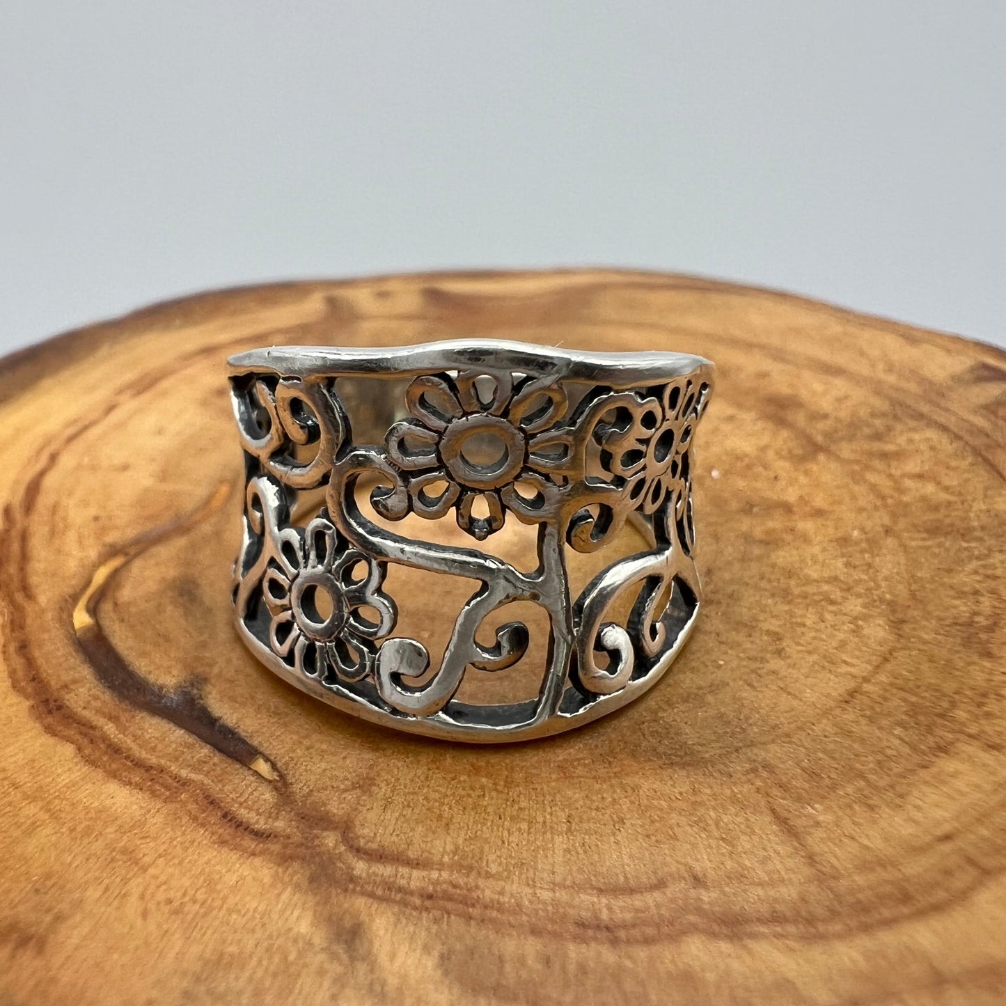 Floral Lace Design Sterling Silver Ring - Size 6.5