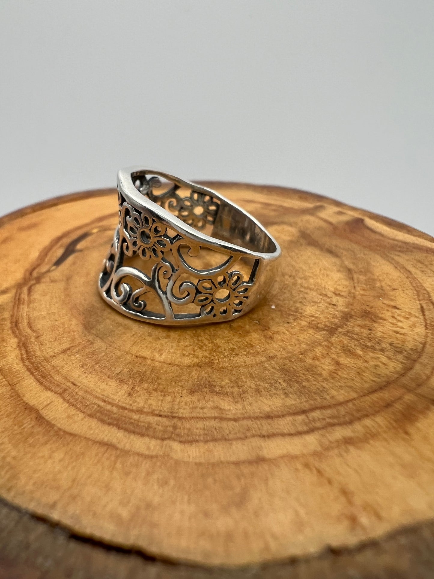 Floral Lace Design Sterling Silver Ring - Size 6.5