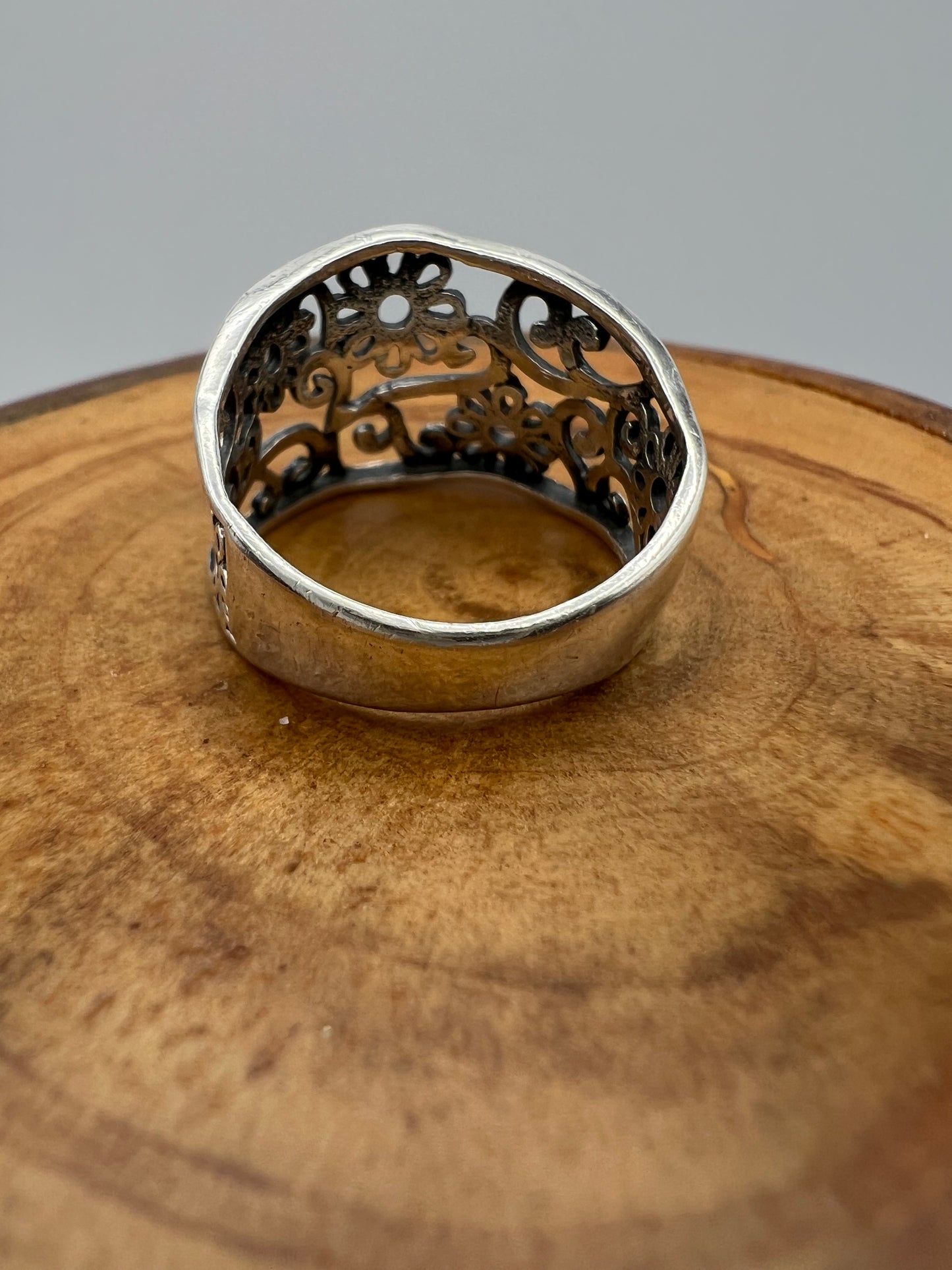 Floral Lace Design Sterling Silver Ring - Size 6.5