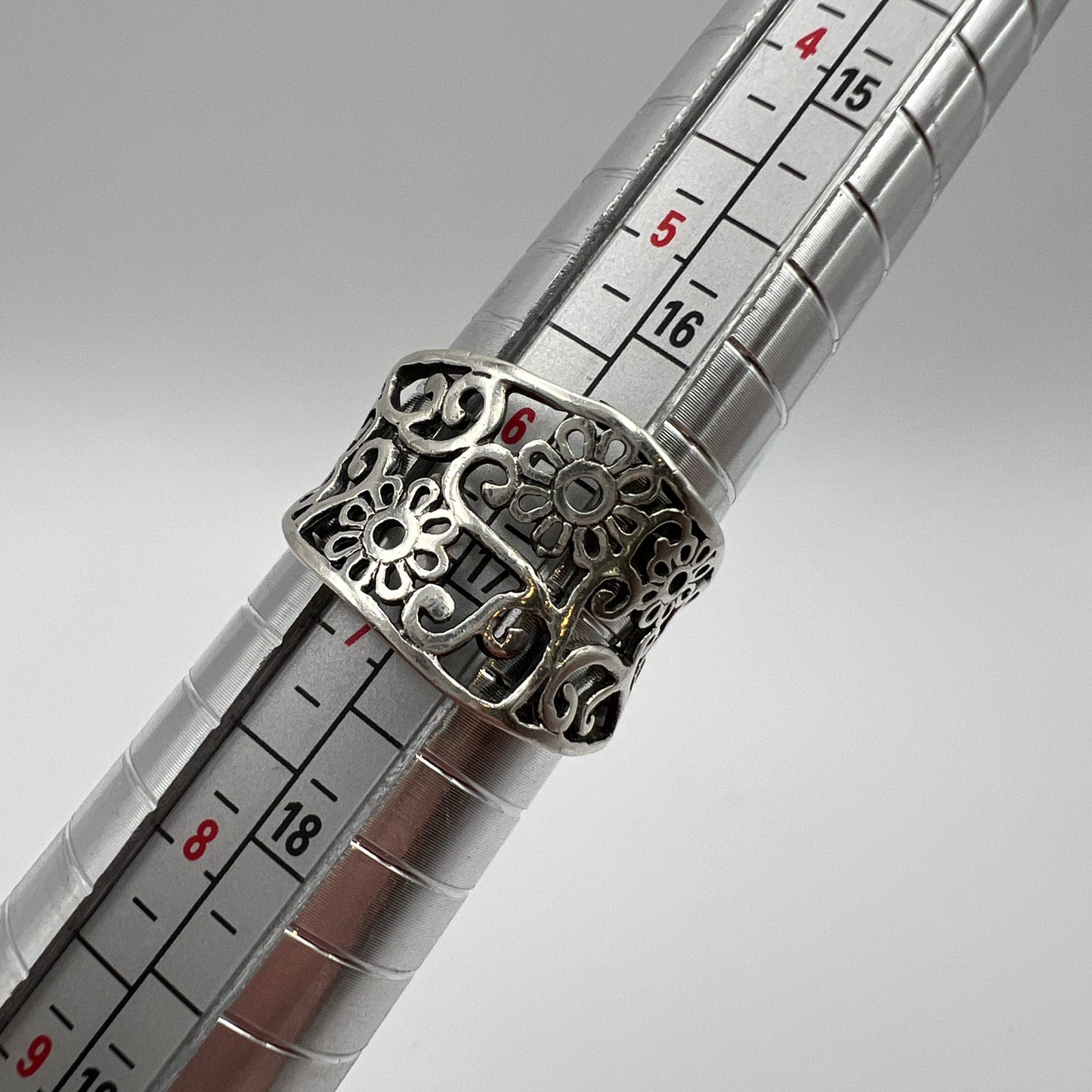 Floral Lace Design Sterling Silver Ring - Size 6.5